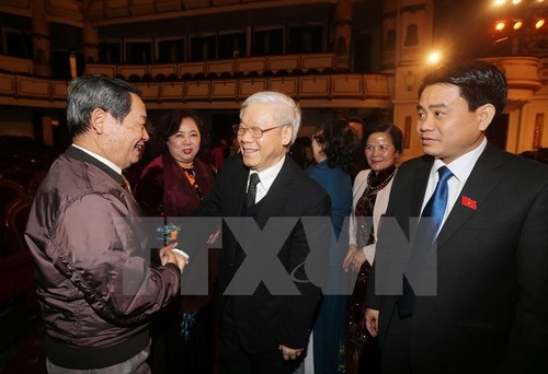 Party and State leaders meet Hanoi National Assembly deputies  - ảnh 1